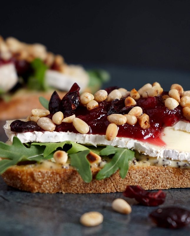 Sumuštiniai su Brie sūriu ir spanguolėm